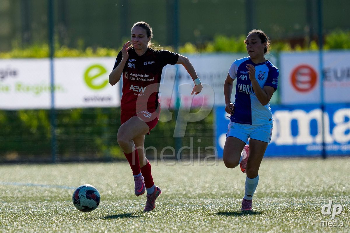 Schweiz: AXA Women's Super League 2025/26, FC Aarau Frauen vs GC Frauenfussball - Sportanlage Schachen, Aarau: Noemie Potier (11 Grasshoppers) gegen Fabienne Bangerter (7 FC Aarau)