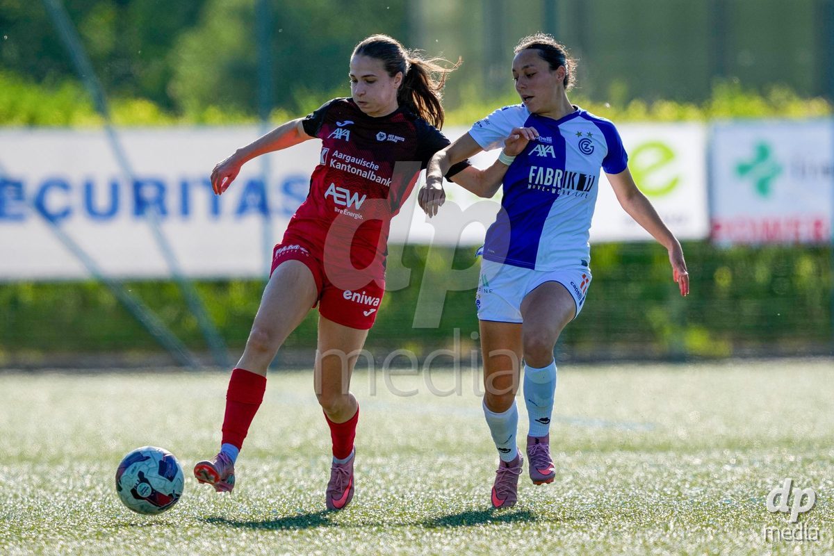 Schweiz: AXA Women's Super League 2025/26, FC Aarau Frauen vs GC Frauenfussball - Sportanlage Schachen, Aarau: Noemie Potier (11 Grasshoppers) gegen Fabienne Bangerter (7 FC Aarau)
