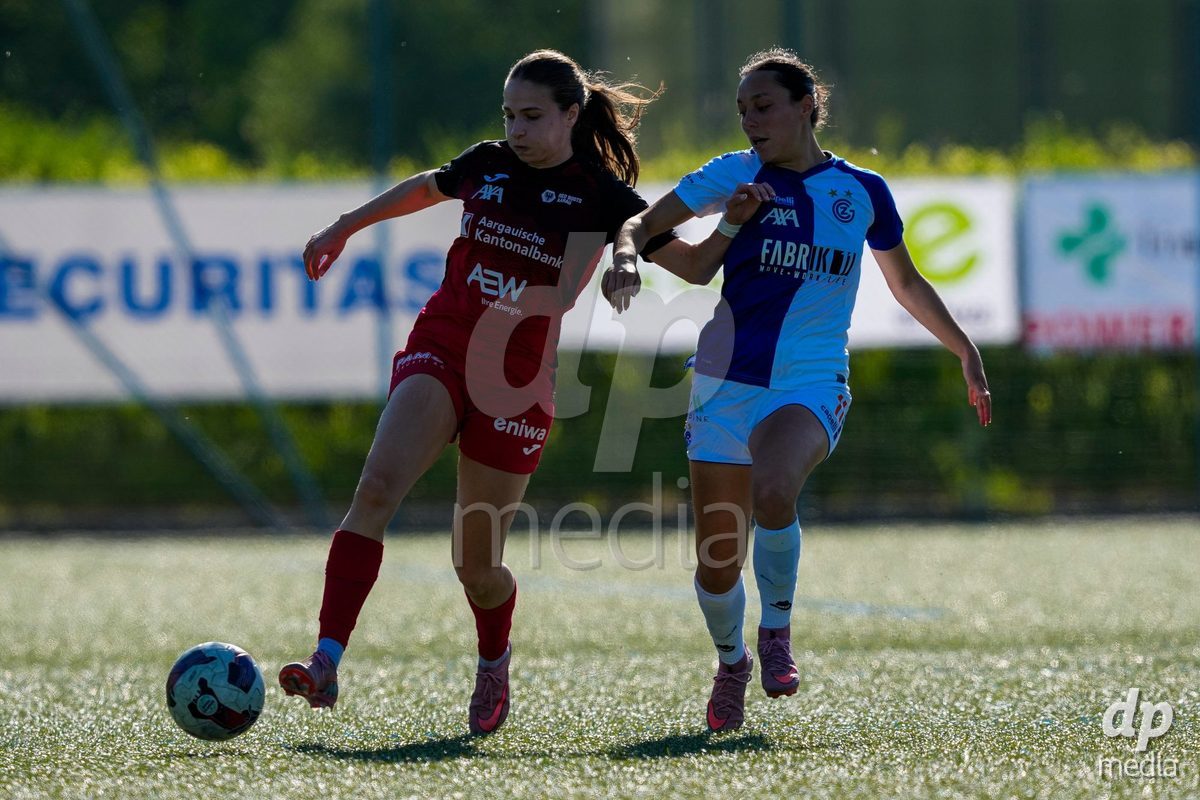 Schweiz: AXA Women's Super League 2025/26, FC Aarau Frauen vs GC Frauenfussball - Sportanlage Schachen, Aarau: Noemie Potier (11 Grasshoppers) gegen Fabienne Bangerter (7 FC Aarau)