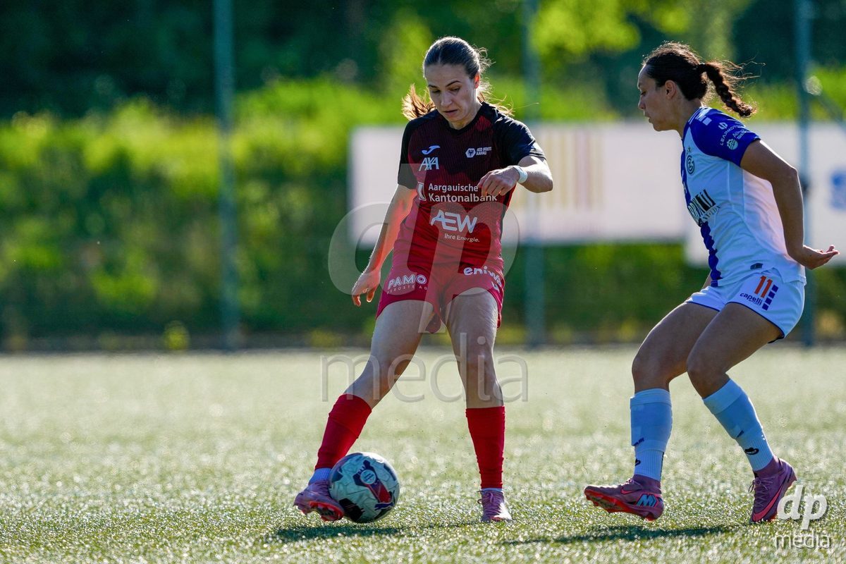 Schweiz: AXA Women's Super League 2025/26, FC Aarau Frauen vs GC Frauenfussball - Sportanlage Schachen, Aarau: Fabienne Bangerter (7 FC Aarau) im Duell mit Noemie Potier (11 Grasshoppers)