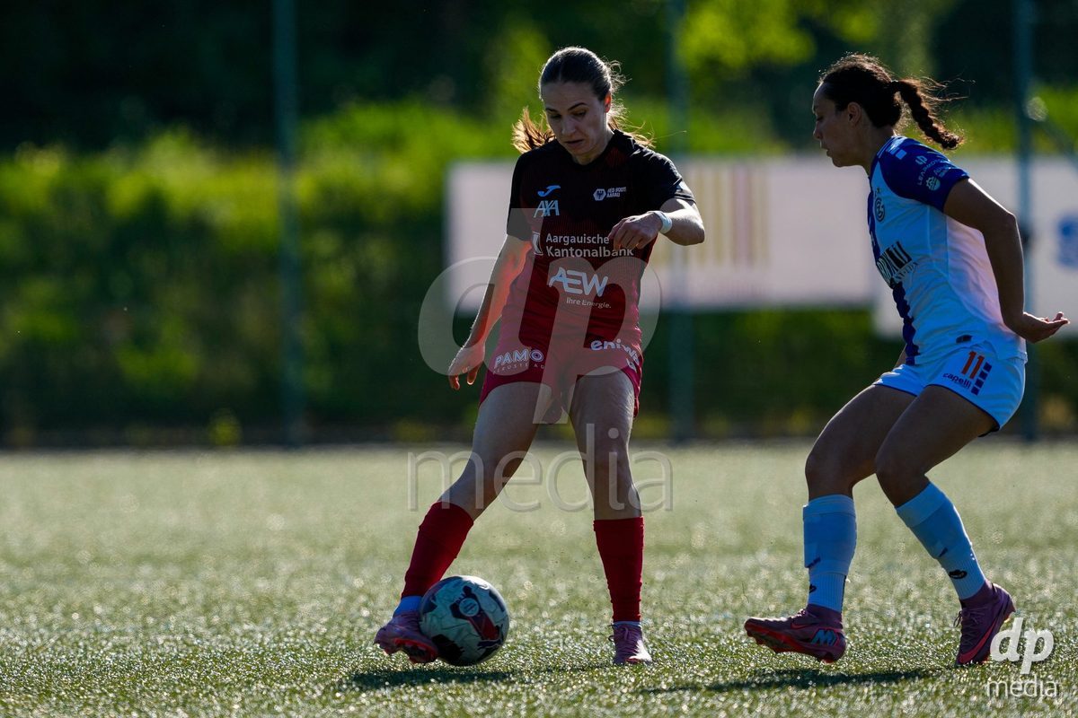 Schweiz: AXA Women's Super League 2025/26, FC Aarau Frauen vs GC Frauenfussball - Sportanlage Schachen, Aarau: Fabienne Bangerter (7 FC Aarau) im Duell mit Noemie Potier (11 Grasshoppers)