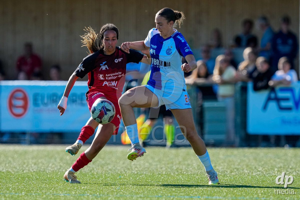 Schweiz: AXA Women's Super League 2025/26, FC Aarau Frauen vs GC Frauenfussball - Sportanlage Schachen, Aarau: Joy Steck (17 FC Aarau) gegen Emma Egli (21 Grasshoppers)