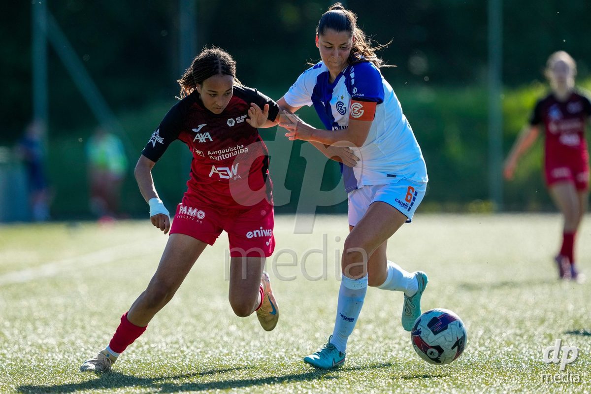 Schweiz: AXA Women's Super League 2025/26, FC Aarau Frauen vs GC Frauenfussball - Sportanlage Schachen, Aarau: Luna Lemperiere (6 Grasshoppers) gegen Joy Steck (17 FC Aarau)