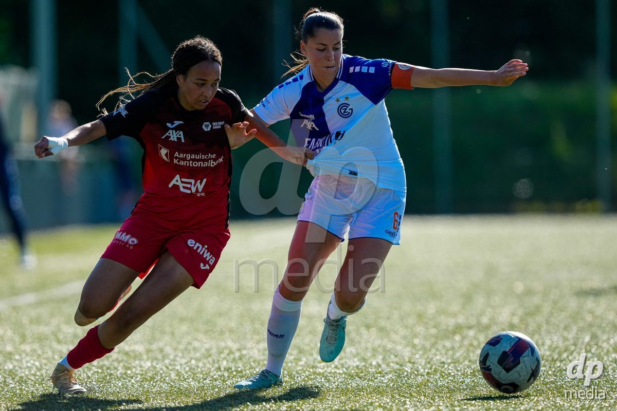 Schweiz: AXA Women's Super League 2025/26, FC Aarau Frauen vs GC Frauenfussball - Sportanlage Schachen, Aarau: Luna Lemperiere (6 Grasshoppers) gegen Joy Steck (17 FC Aarau)