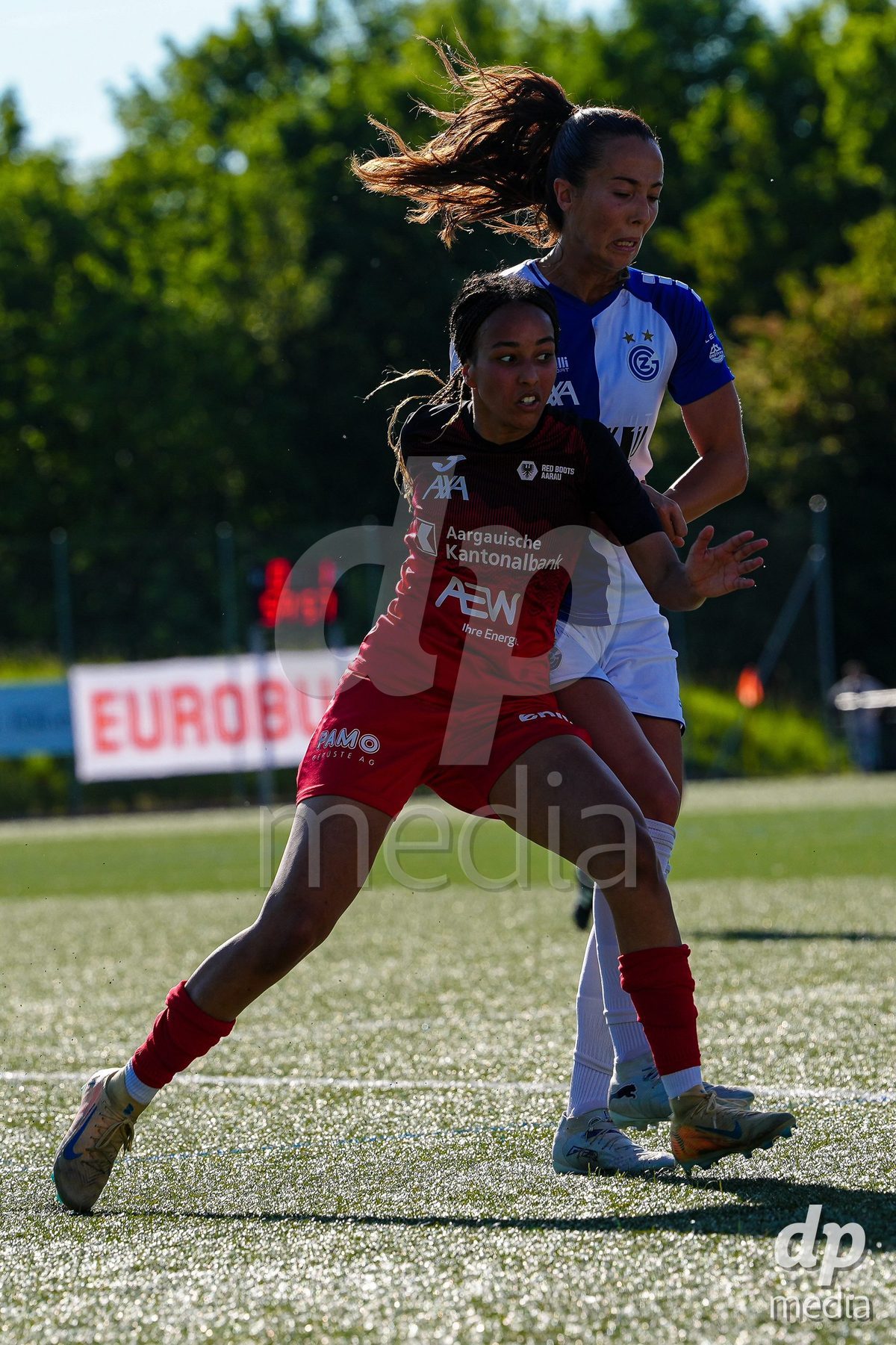 Schweiz: AXA Women's Super League 2025/26, FC Aarau Frauen vs GC Frauenfussball - Sportanlage Schachen, Aarau: Marta Cazalla Garcia (15 Grasshoppers) gegen Joy Steck (17 FC Aarau)