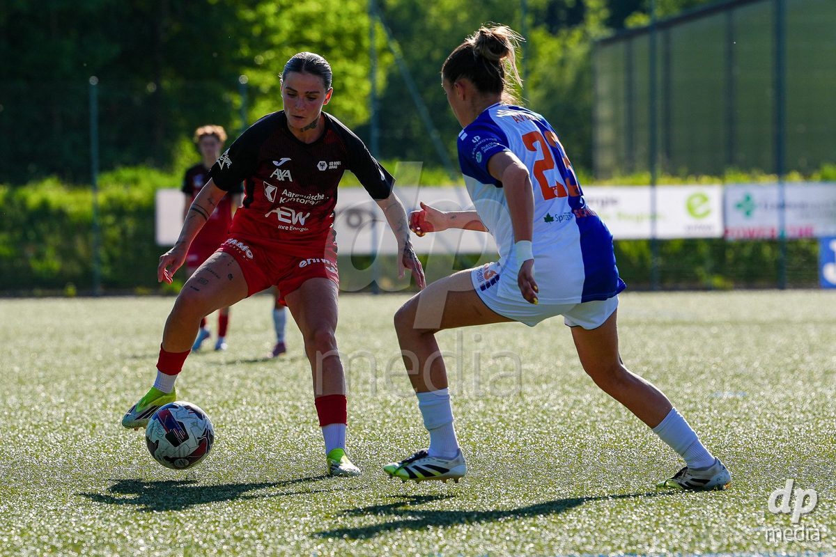 Schweiz: AXA Women's Super League 2025/26, FC Aarau Frauen vs GC Frauenfussball - Sportanlage Schachen, Aarau: Vanesa Hoti (8 FC Aarau) im Duell mit Viola Avduli (23 Grasshoppers)