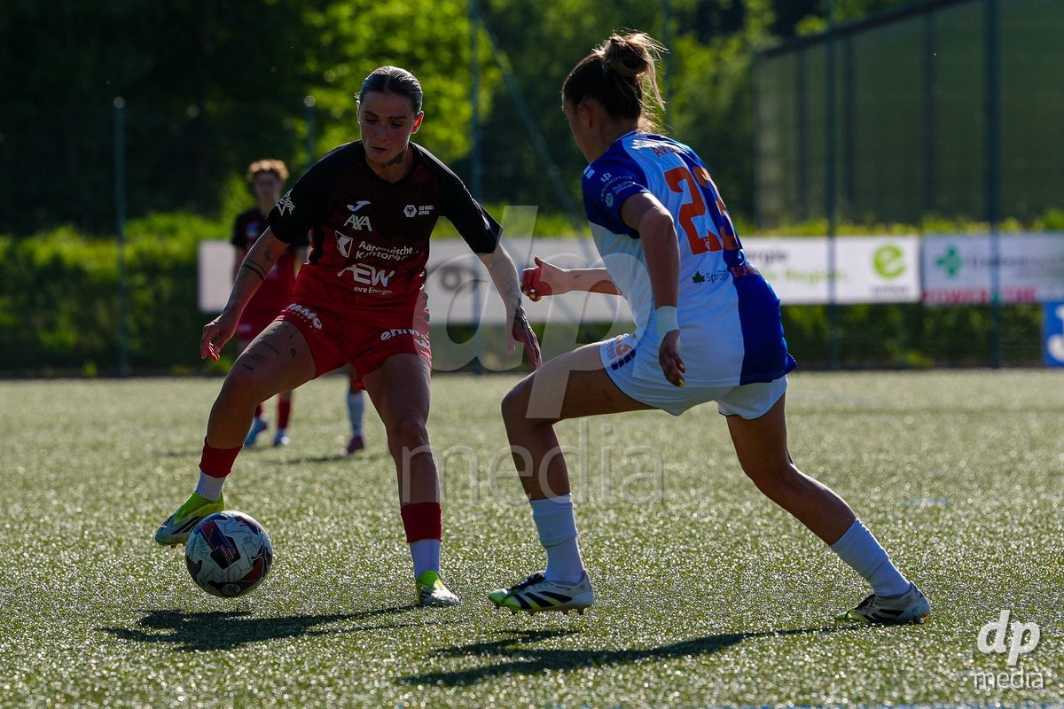 Schweiz: AXA Women's Super League 2025/26, FC Aarau Frauen vs GC Frauenfussball - Sportanlage Schachen, Aarau: Vanesa Hoti (8 FC Aarau) im Duell mit Viola Avduli (23 Grasshoppers)