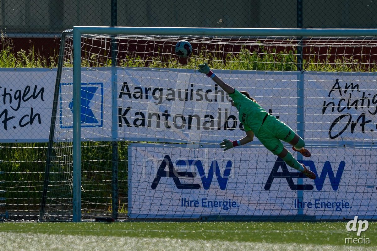Schweiz: AXA Women's Super League 2025/26, FC Aarau Frauen vs GC Frauenfussball - Sportanlage Schachen, Aarau: Torhüterin Lorena Barth (1 FC Aarau) während des Tors von Giulia Looser (24 Grasshoppers) zum 2:0