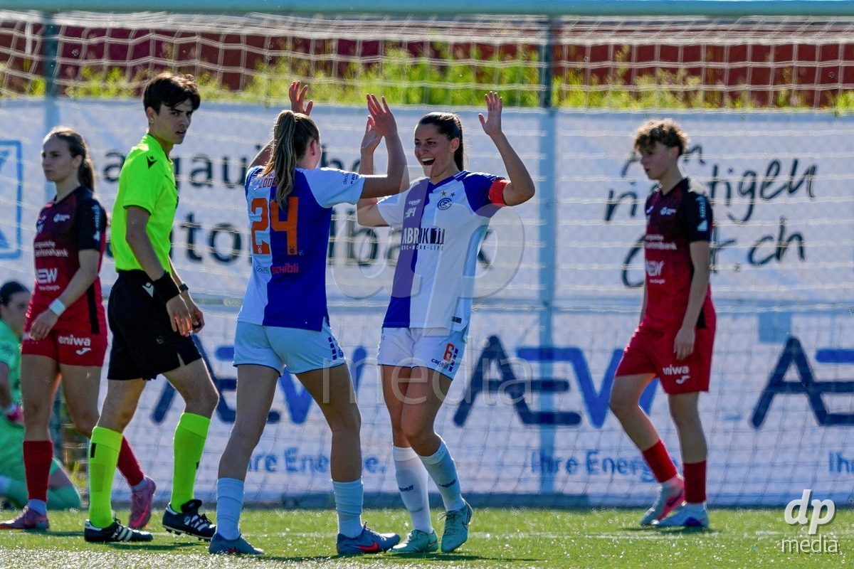 Schweiz: AXA Women's Super League 2025/26, FC Aarau Frauen vs GC Frauenfussball - Sportanlage Schachen, Aarau: Giulia Looser (24 Grasshoppers) jubelt nach ihrem Tor zum 2:0 mit Luna Lemperiere (6 Grasshoppers)
