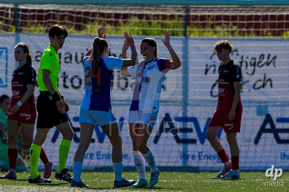 Schweiz: AXA Women's Super League 2025/26, FC Aarau Frauen vs GC Frauenfussball - Sportanlage Schachen, Aarau: Giulia Looser (24 Grasshoppers) jubelt nach ihrem Tor zum 2:0 mit Luna Lemperiere (6 Grasshoppers)