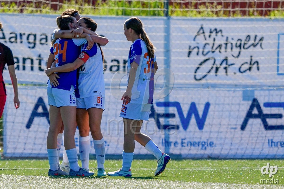 Schweiz: AXA Women's Super League 2025/26, FC Aarau Frauen vs GC Frauenfussball - Sportanlage Schachen, Aarau: Giulia Looser (24 Grasshoppers) jubelt nach ihrem Tor zum 2:0 mit dem Team