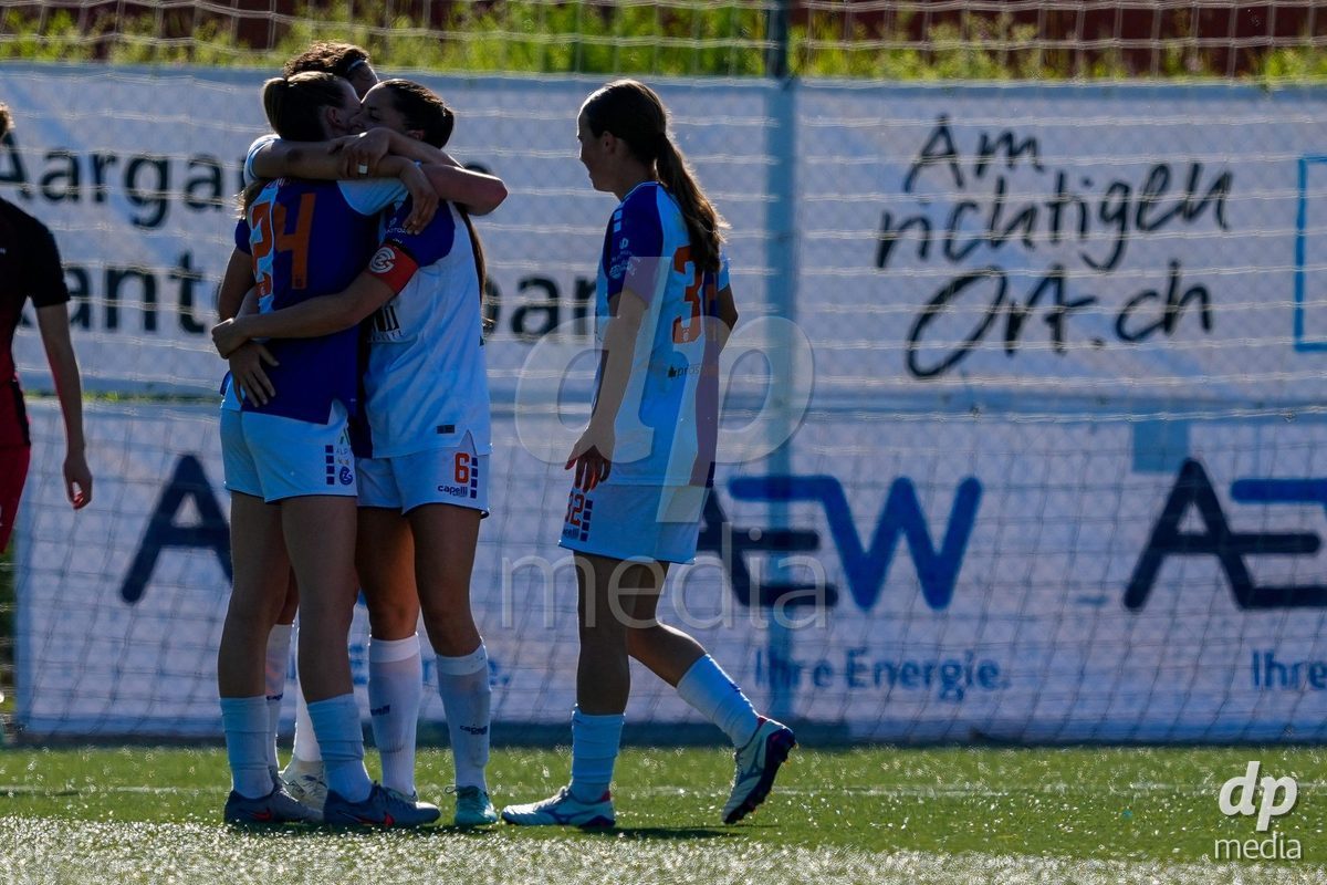 Schweiz: AXA Women's Super League 2025/26, FC Aarau Frauen vs GC Frauenfussball - Sportanlage Schachen, Aarau: Giulia Looser (24 Grasshoppers) jubelt nach ihrem Tor zum 2:0 mit dem Team