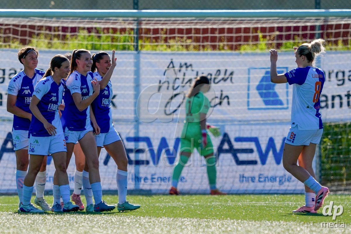 Schweiz: AXA Women's Super League 2025/26, FC Aarau Frauen vs GC Frauenfussball - Sportanlage Schachen, Aarau: Giulia Looser (24 Grasshoppers) jubelt nach ihrem Tor zum 2:0 mit dem Team