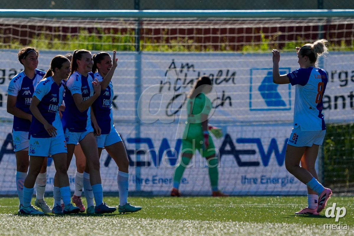 Schweiz: AXA Women's Super League 2025/26, FC Aarau Frauen vs GC Frauenfussball - Sportanlage Schachen, Aarau: Giulia Looser (24 Grasshoppers) jubelt nach ihrem Tor zum 2:0 mit dem Team