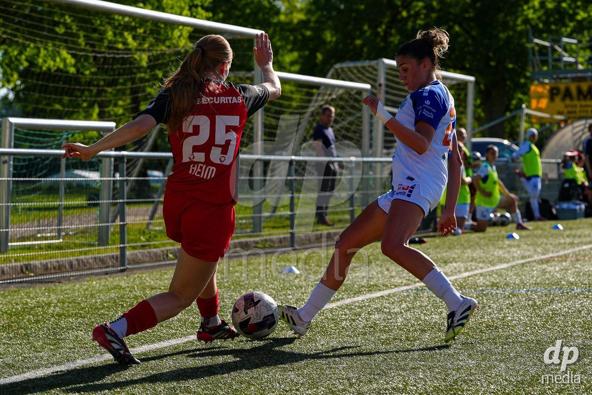 Schweiz: AXA Women's Super League 2025/26, FC Aarau Frauen vs GC Frauenfussball - Sportanlage Schachen, Aarau: Viola Avduli (23 Grasshoppers) im Duell mit Yves Milva Heim (25 FC Aarau)