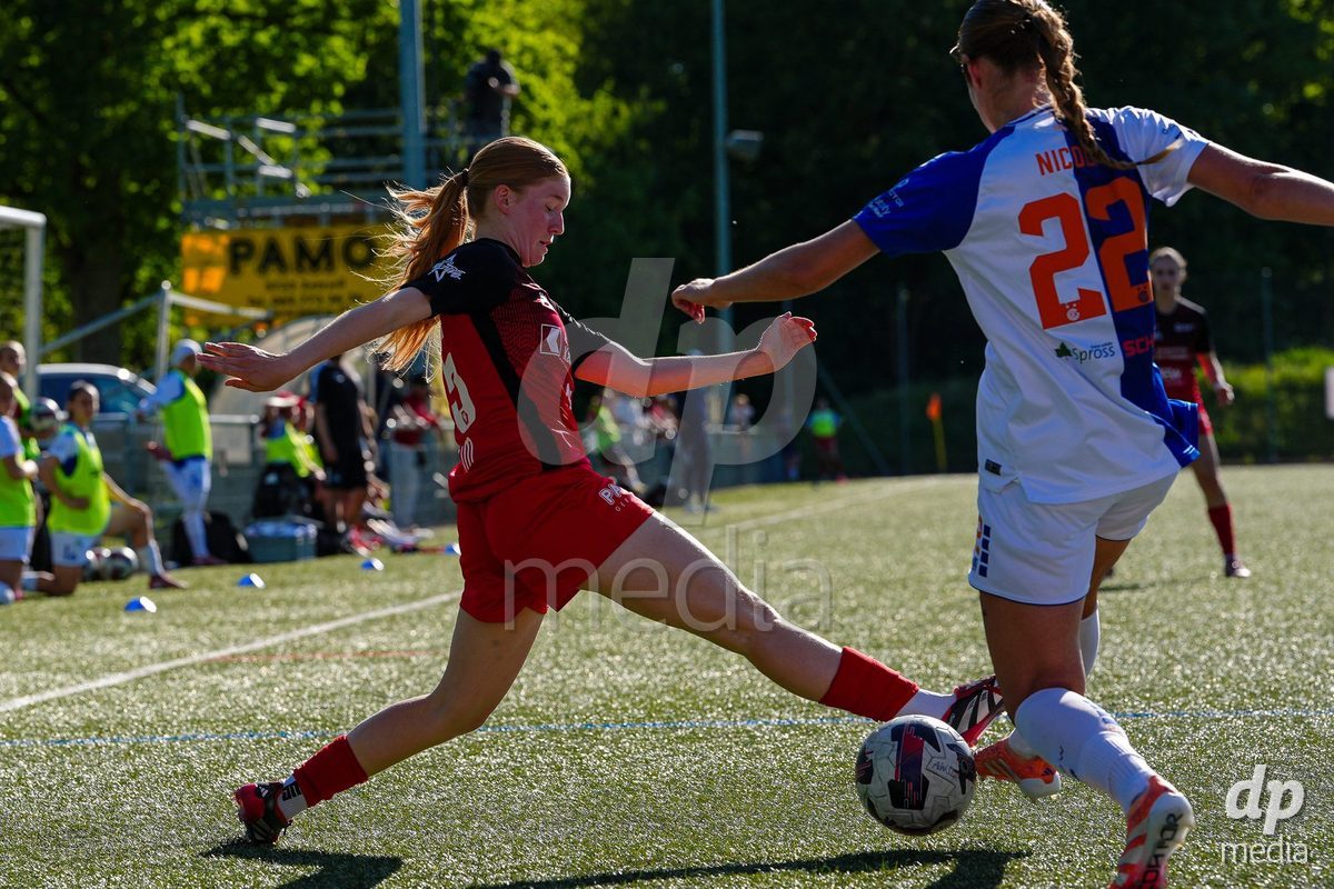 Schweiz: AXA Women's Super League 2025/26, FC Aarau Frauen vs GC Frauenfussball - Sportanlage Schachen, Aarau: Yves Milva Heim (25 FC Aarau) im Duell mit Morgane Marie Josephine Nicoli (22 Grasshoppers)
