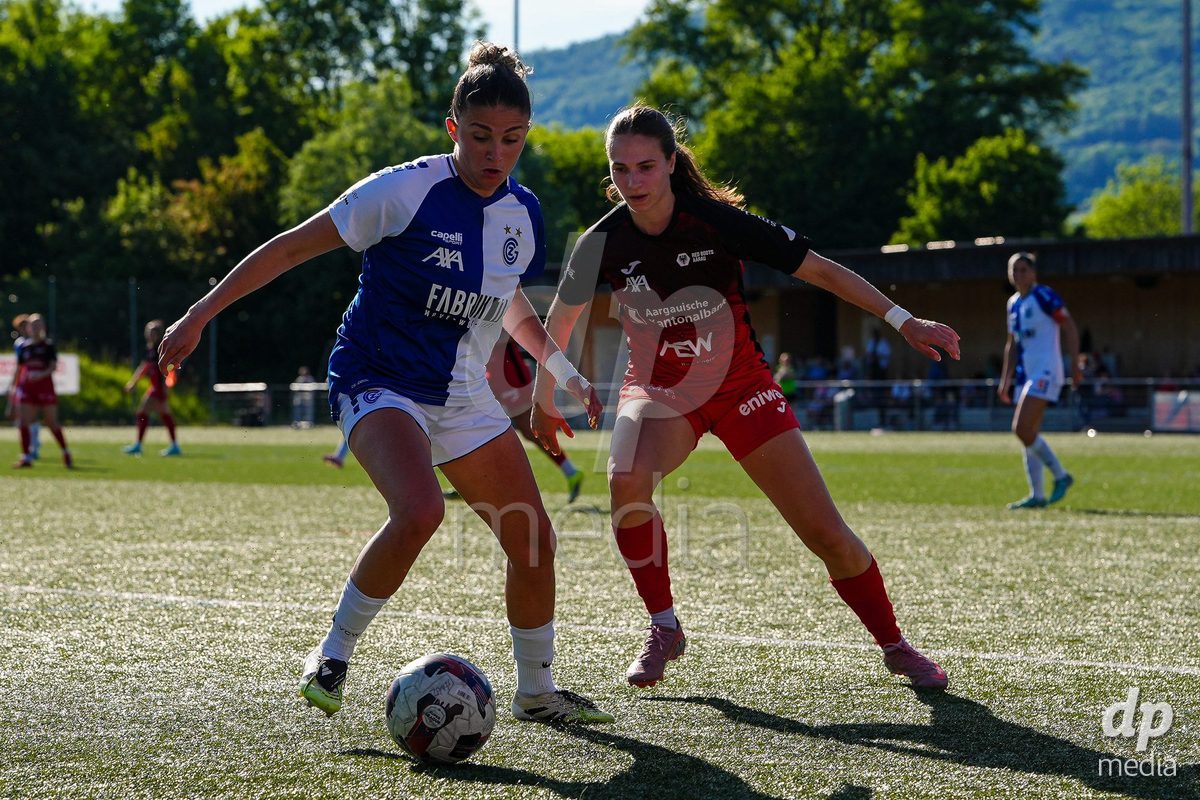 Schweiz: AXA Women's Super League 2025/26, FC Aarau Frauen vs GC Frauenfussball - Sportanlage Schachen, Aarau: Viola Avduli (23 Grasshoppers) gegen Fabienne Bangerter (7 FC Aarau)