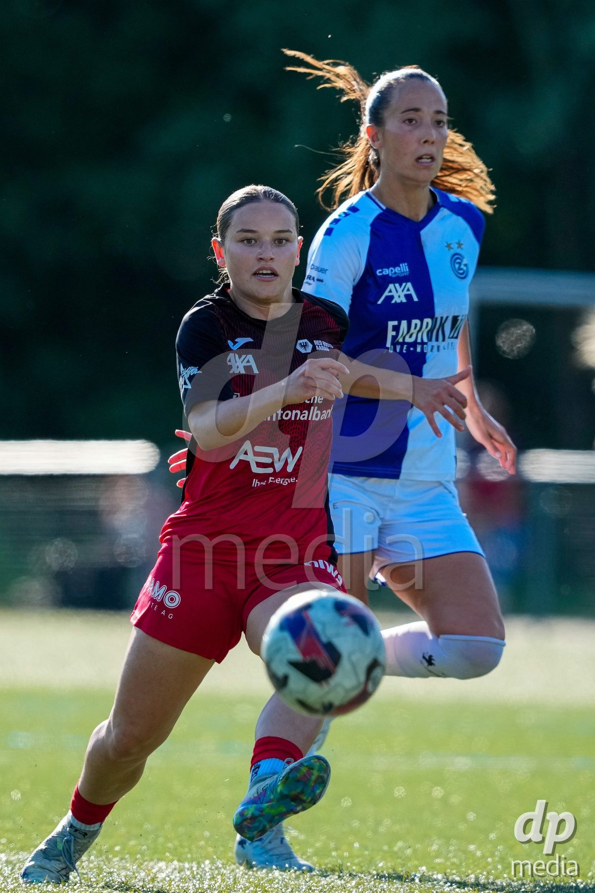 Schweiz: AXA Women's Super League 2025/26, FC Aarau Frauen vs GC Frauenfussball - Sportanlage Schachen, Aarau: Anja Klingenstein (11 FC Aarau) gegen Marta Cazalla Garcia (15 Grasshoppers)