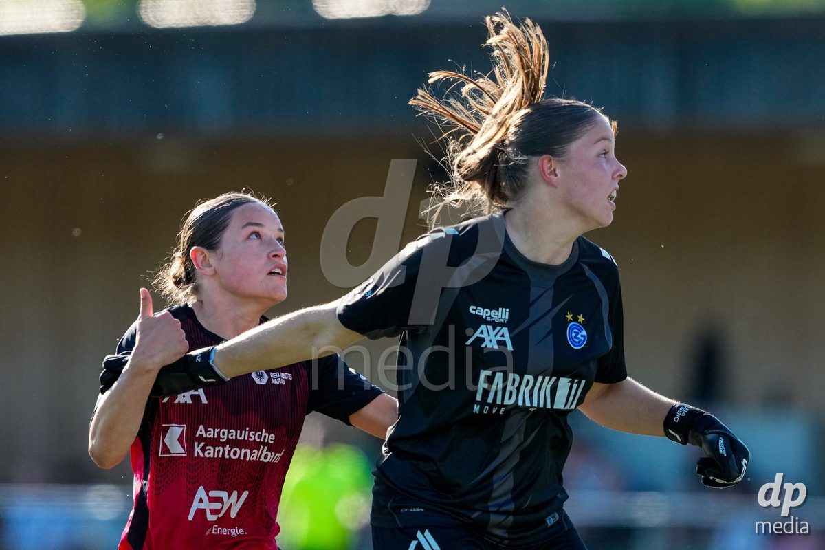 Schweiz: AXA Women's Super League 2025/26, FC Aarau Frauen vs GC Frauenfussball - Sportanlage Schachen, Aarau: Anja Klingenstein (11 FC Aarau) im Duell mit Torhüterin Yara Zwyssig (41 Grasshoppers)