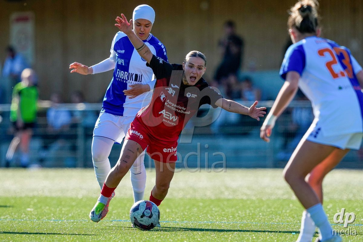 Schweiz: AXA Women's Super League 2025/26, FC Aarau Frauen vs GC Frauenfussball - Sportanlage Schachen, Aarau: Vanesa Hoti (8 FC Aarau) gegen Imane Touriss (20 Grasshoppers)