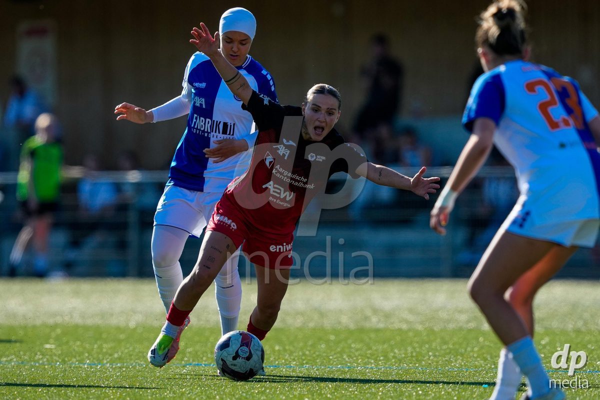 Schweiz: AXA Women's Super League 2025/26, FC Aarau Frauen vs GC Frauenfussball - Sportanlage Schachen, Aarau: Vanesa Hoti (8 FC Aarau) gegen Imane Touriss (20 Grasshoppers)