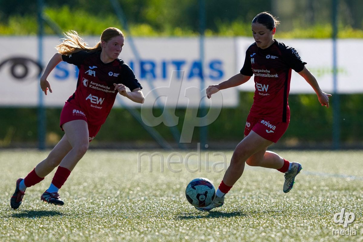 Schweiz: AXA Women's Super League 2025/26, FC Aarau Frauen vs GC Frauenfussball - Sportanlage Schachen, Aarau: Anja Klingenstein (11 FC Aarau) mit Yves Milva Heim (25 FC Aarau)