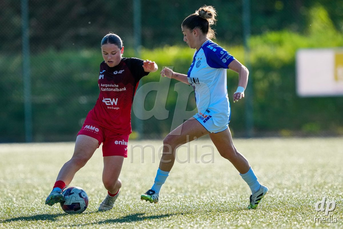 Schweiz: AXA Women's Super League 2025/26, FC Aarau Frauen vs GC Frauenfussball - Sportanlage Schachen, Aarau: Anja Klingenstein (11 FC Aarau) im Duell mit Viola Avduli (23 Grasshoppers)