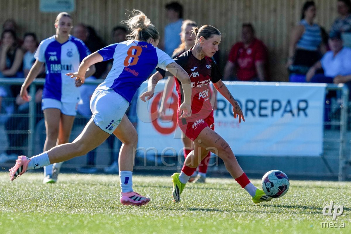 Schweiz: AXA Women's Super League 2025/26, FC Aarau Frauen vs GC Frauenfussball - Sportanlage Schachen, Aarau: Vanesa Hoti (8 FC Aarau) im Duell mit Ella Ljustina (8 Grasshoppers)