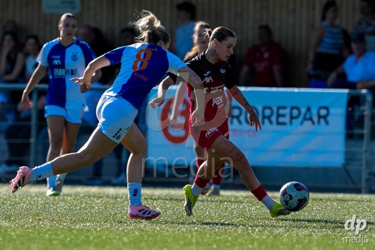 Schweiz: AXA Women's Super League 2025/26, FC Aarau Frauen vs GC Frauenfussball - Sportanlage Schachen, Aarau: Vanesa Hoti (8 FC Aarau) im Duell mit Ella Ljustina (8 Grasshoppers)