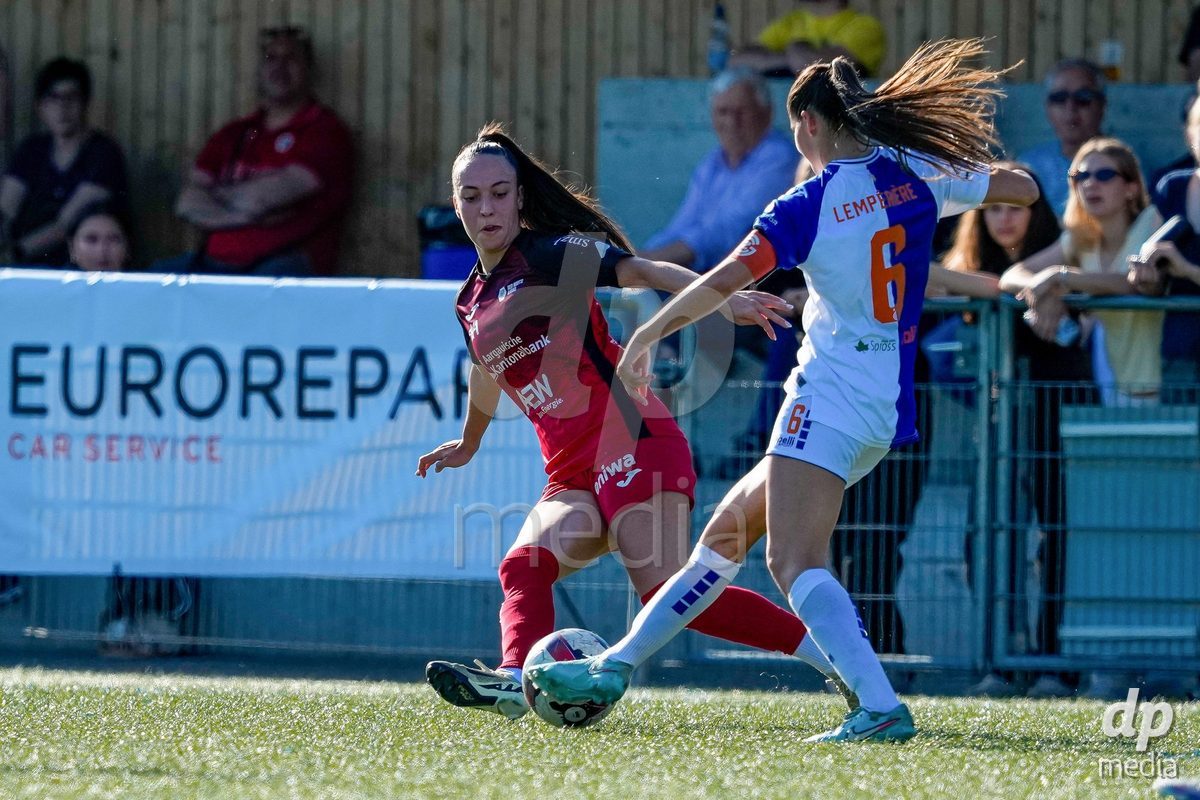 Schweiz: AXA Women's Super League 2025/26, FC Aarau Frauen vs GC Frauenfussball - Sportanlage Schachen, Aarau: Rita Filipa Do Sul (28 FC Aarau) im Duell mit Luna Lemperiere (6 Grasshoppers)