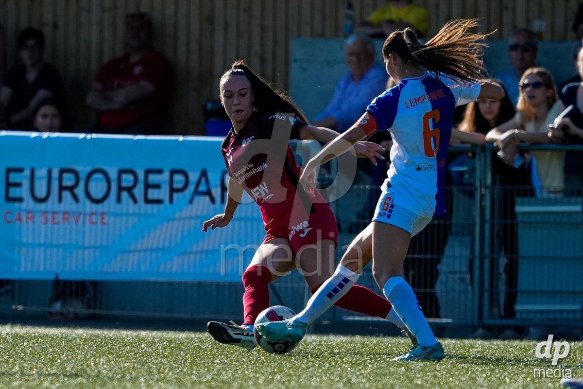 Schweiz: AXA Women's Super League 2025/26, FC Aarau Frauen vs GC Frauenfussball - Sportanlage Schachen, Aarau: Rita Filipa Do Sul (28 FC Aarau) im Duell mit Luna Lemperiere (6 Grasshoppers)