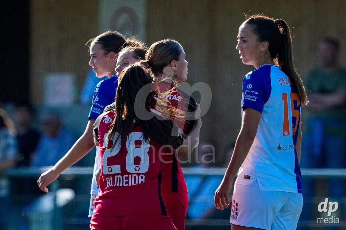 Schweiz: AXA Women's Super League 2025/26, FC Aarau Frauen vs GC Frauenfussball - Sportanlage Schachen, Aarau: Vanesa Hoti (8 FC Aarau) im Gespräch mit Marta Cazalla Garcia (15 Grasshoppers)