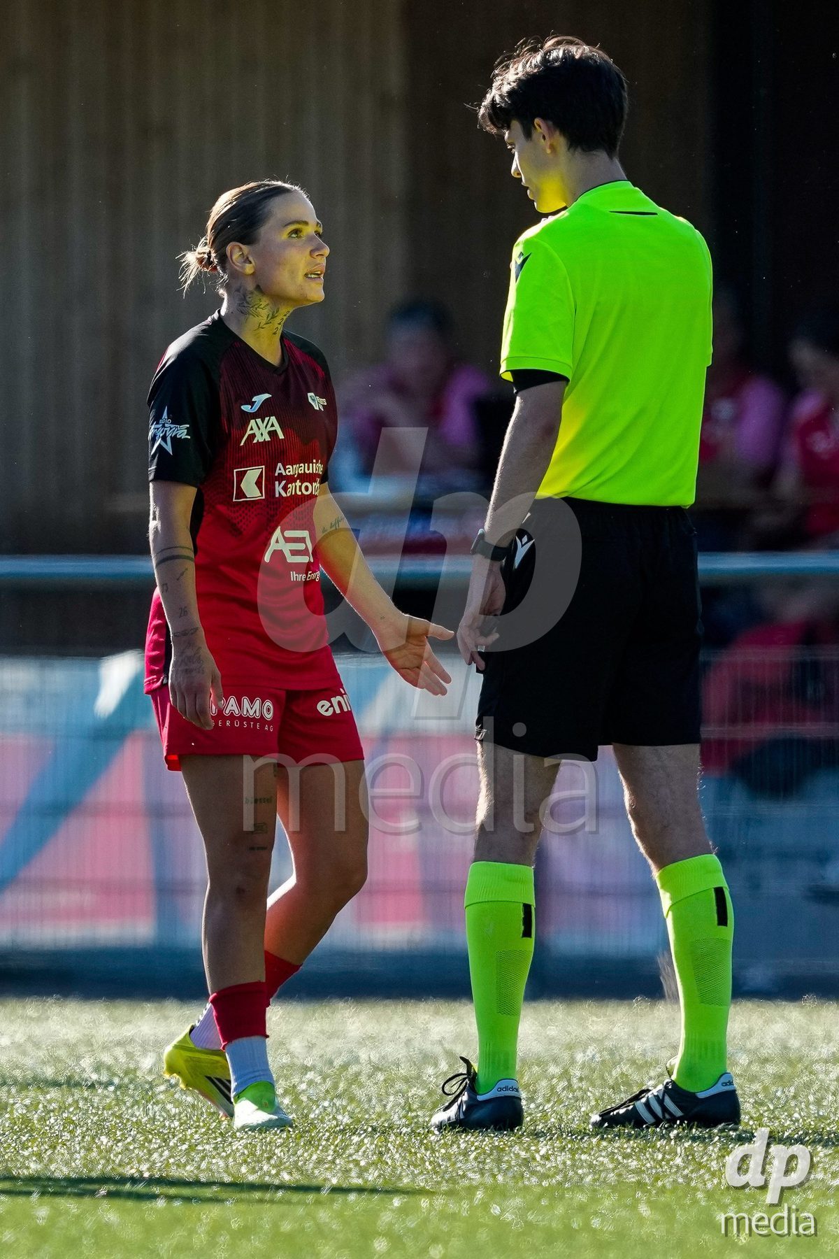 Schweiz: AXA Women's Super League 2025/26, FC Aarau Frauen vs GC Frauenfussball - Sportanlage Schachen, Aarau: Vanesa Hoti (8 FC Aarau) im Gespräch mit Schiedsrichter Nico Rechsteiner