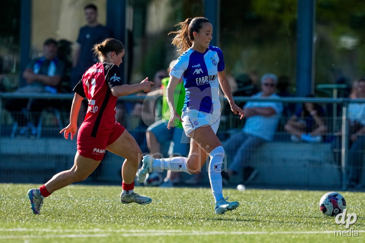 Schweiz: AXA Women's Super League 2025/26, FC Aarau Frauen vs GC Frauenfussball - Sportanlage Schachen, Aarau: Marta Cazalla Garcia (15 Grasshoppers) im Duell mit Anja Klingenstein (11 FC Aarau)