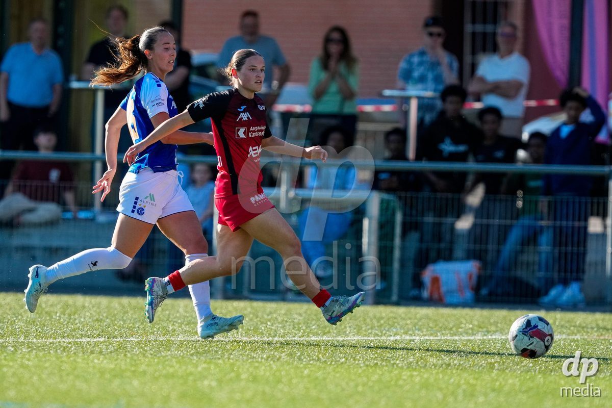 Schweiz: AXA Women's Super League 2025/26, FC Aarau Frauen vs GC Frauenfussball - Sportanlage Schachen, Aarau: Marta Cazalla Garcia (15 Grasshoppers) gegen Anja Klingenstein (11 FC Aarau)