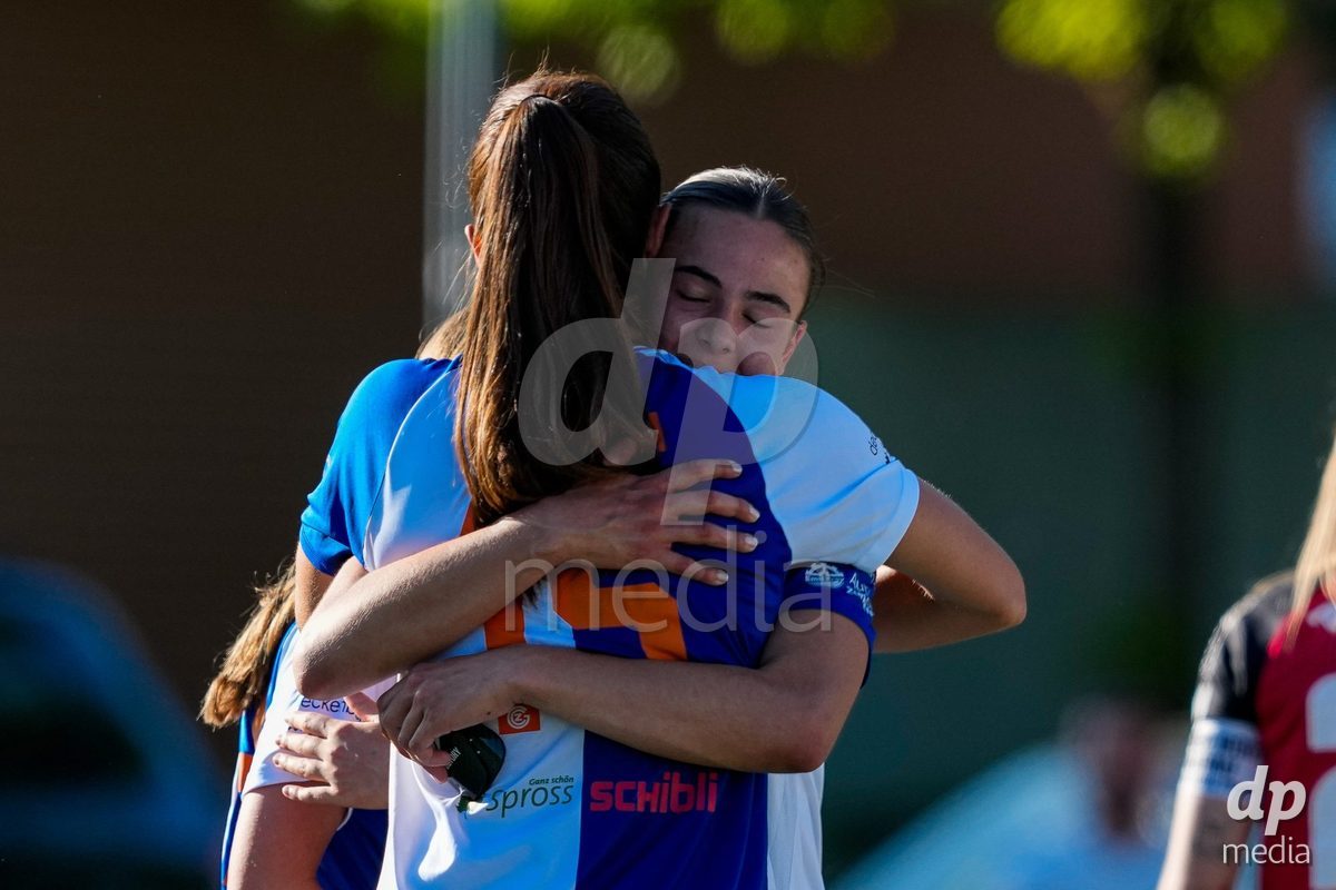 Schweiz: AXA Women's Super League 2025/26, FC Aarau Frauen vs GC Frauenfussball - Sportanlage Schachen, Aarau: Emma Egli (21 Grasshoppers) mit Marta Cazalla Garcia (15 Grasshoppers) nach dem Spiel