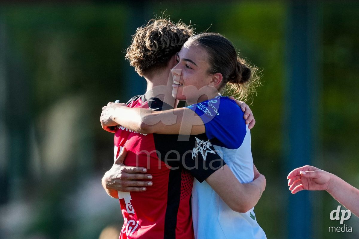 Schweiz: AXA Women's Super League 2025/26, FC Aarau Frauen vs GC Frauenfussball - Sportanlage Schachen, Aarau: Emma Egli (21 Grasshoppers) mit Andrea Jäggi - Andrea Jaggi (4 FC Aarau) nach dem Spiel