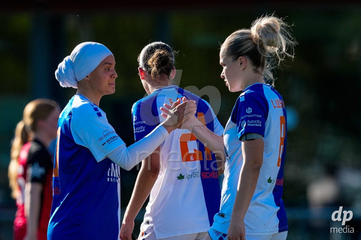 Schweiz: AXA Women's Super League 2025/26, FC Aarau Frauen vs GC Frauenfussball - Sportanlage Schachen, Aarau: Imane Touriss (20 Grasshoppers) mit Ella Ljustina (8 Grasshoppers) nach dem Spiel