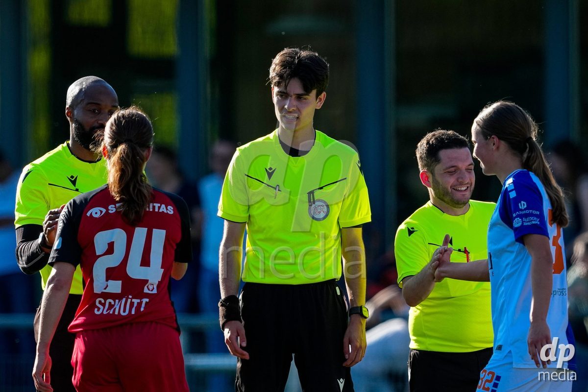 Schweiz: AXA Women's Super League 2025/26, FC Aarau Frauen vs GC Frauenfussball - Sportanlage Schachen, Aarau: Schiedsrichter Nico Rechsteiner, Linienrichter 1 Silvester Odiase, Linienrichter 2 Rosario Cataldo nach dem Spiel mit Tabea Dorothee Maria Schütt - Tabea Dorothee Maria Schutt (24 FC Aarau) und Ida Wegmann (32 Grasshoppers)