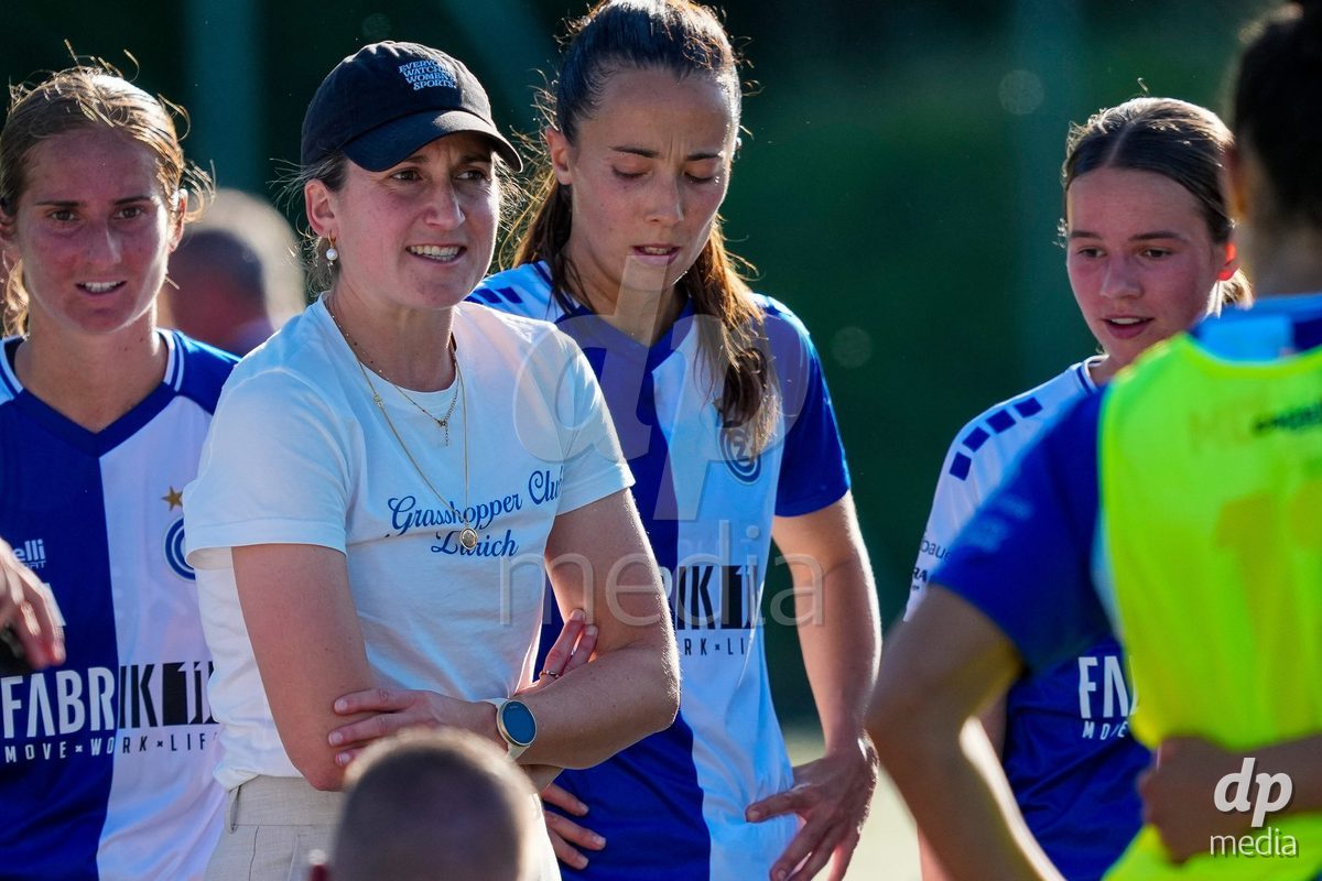 Schweiz: AXA Women's Super League 2025/26, FC Aarau Frauen vs GC Frauenfussball - Sportanlage Schachen, Aarau: Cheftrainer Laura Vetterlein (Grasshoppers) nach dem Spiel