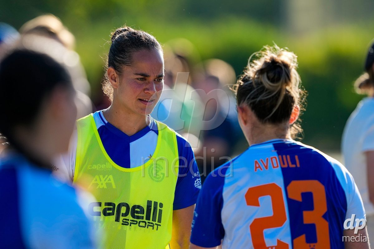 Schweiz: AXA Women's Super League 2025/26, FC Aarau Frauen vs GC Frauenfussball - Sportanlage Schachen, Aarau: Kayla Jay Mckenna (12 Grasshoppers) nach dem Spiel