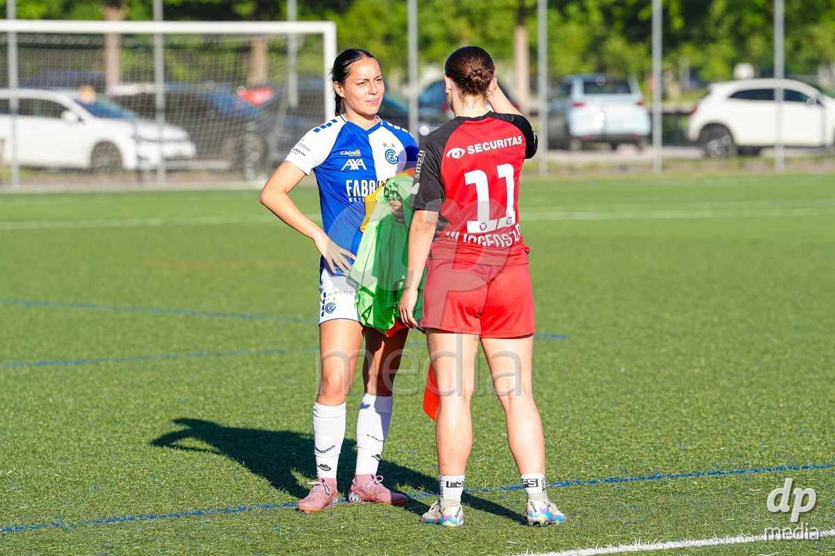 Schweiz: AXA Women's Super League 2025/26, FC Aarau Frauen vs GC Frauenfussball - Sportanlage Schachen, Aarau: Noemie Potier (11 Grasshoppers) mit Anja Klingenstein (11 FC Aarau) nach dem Spiel