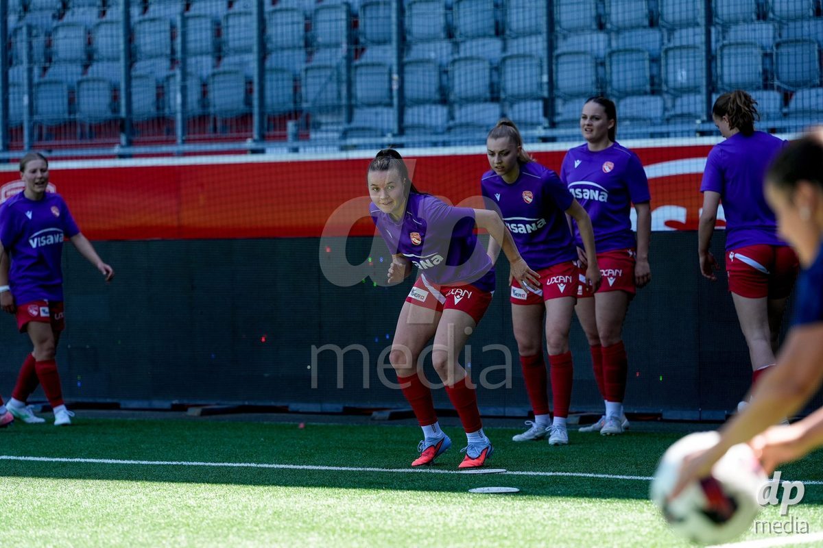 Schweiz: AXA Women's Super League 2025/26, FC Thun vs Yverdon Sport FC - Stadion Lachen, Thun: Janine Minnig (9 Thun), Celine Schmid (34 Thun) und Selina Ueltschi (11 Thun)