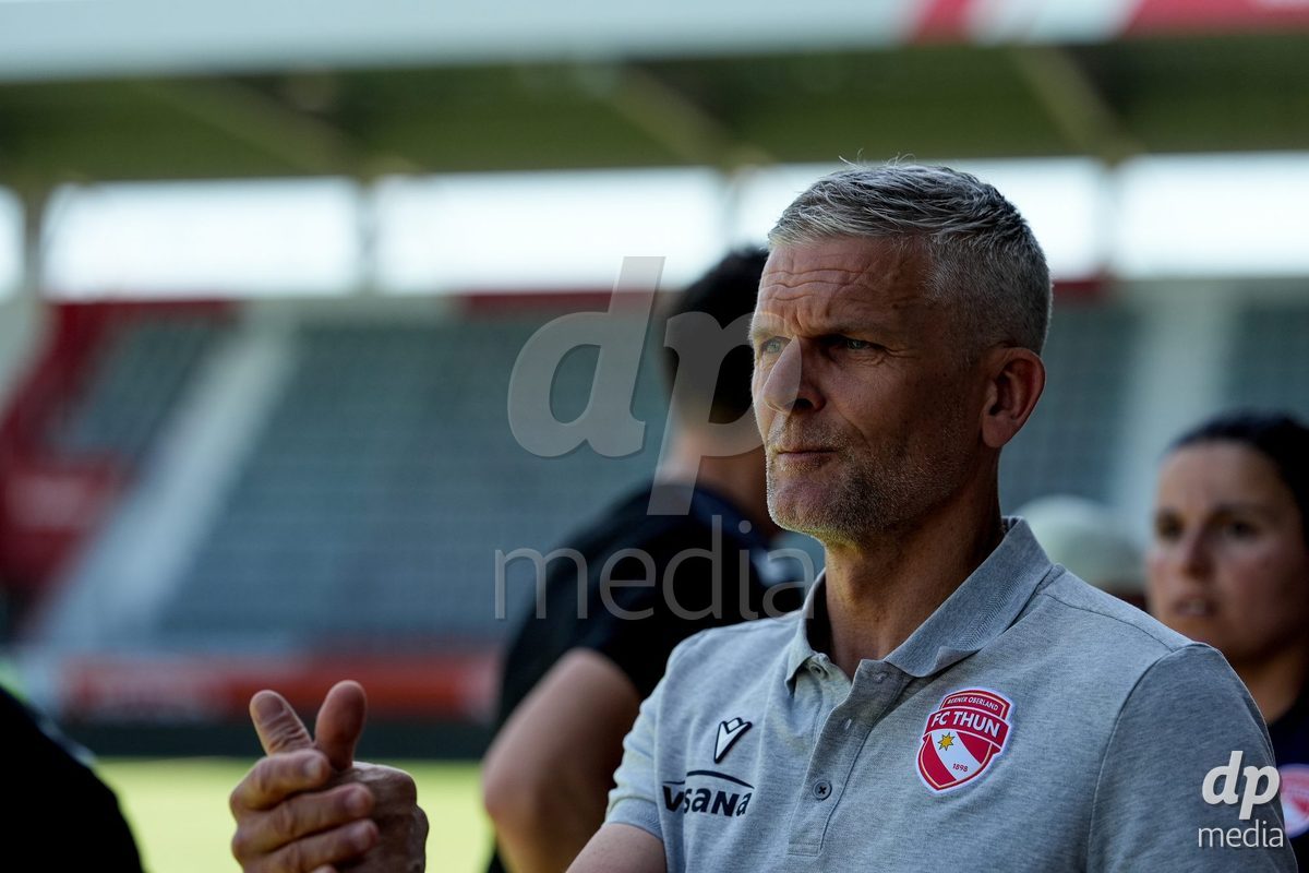Schweiz: AXA Women's Super League 2025/26, FC Thun vs Yverdon Sport FC - Stockhorn Arena, Thun: Cheftrainer Emil Inauen (Thun)