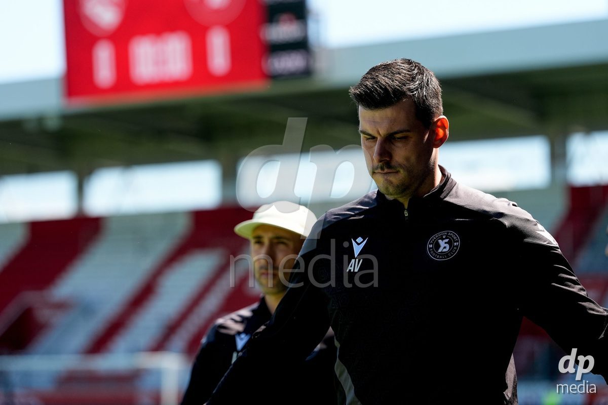 Schweiz: AXA Women's Super League 2025/26, FC Thun vs Yverdon Sport FC - Stockhorn Arena, Thun: Cheftrainer Arnaud Vialatte (Yverdon)
