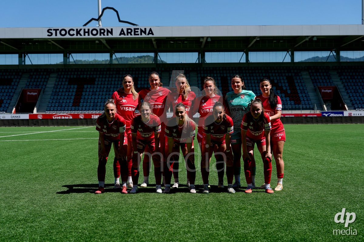 Schweiz: AXA Women's Super League 2025/26, FC Thun vs Yverdon Sport FC - Stockhorn Arena, Thun: Mimoza Hamidi (7 Thun), Tamara Biedermann (21 Thun), Shenia Schmid (61 Thun), Alana Burkhart (22 Thun), Michelle Kohler (27 Thun), Lara Colpi (17 Thun), Janine Minnig (9 Thun), Selina Ueltschi (11 Thun), Celine Schmid (34 Thun), Celine Frey (26 Thun) und Alisha Heiniger (6 Thun)