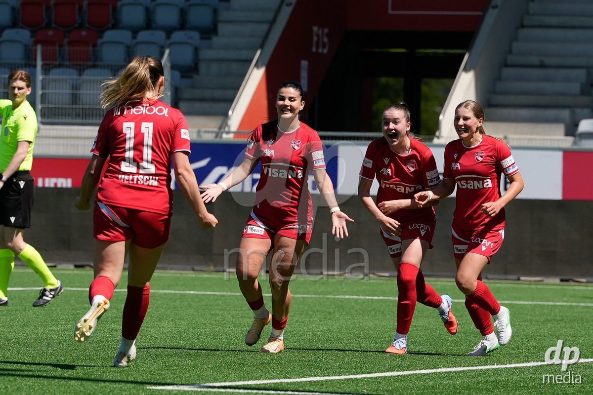Schweiz: AXA Women's Super League 2025/26, FC Thun vs Yverdon Sport FC - Stockhorn Arena, Thun: Mimoza Hamidi (7 Thun) jubelt nach ihrem Tor mit dem Team