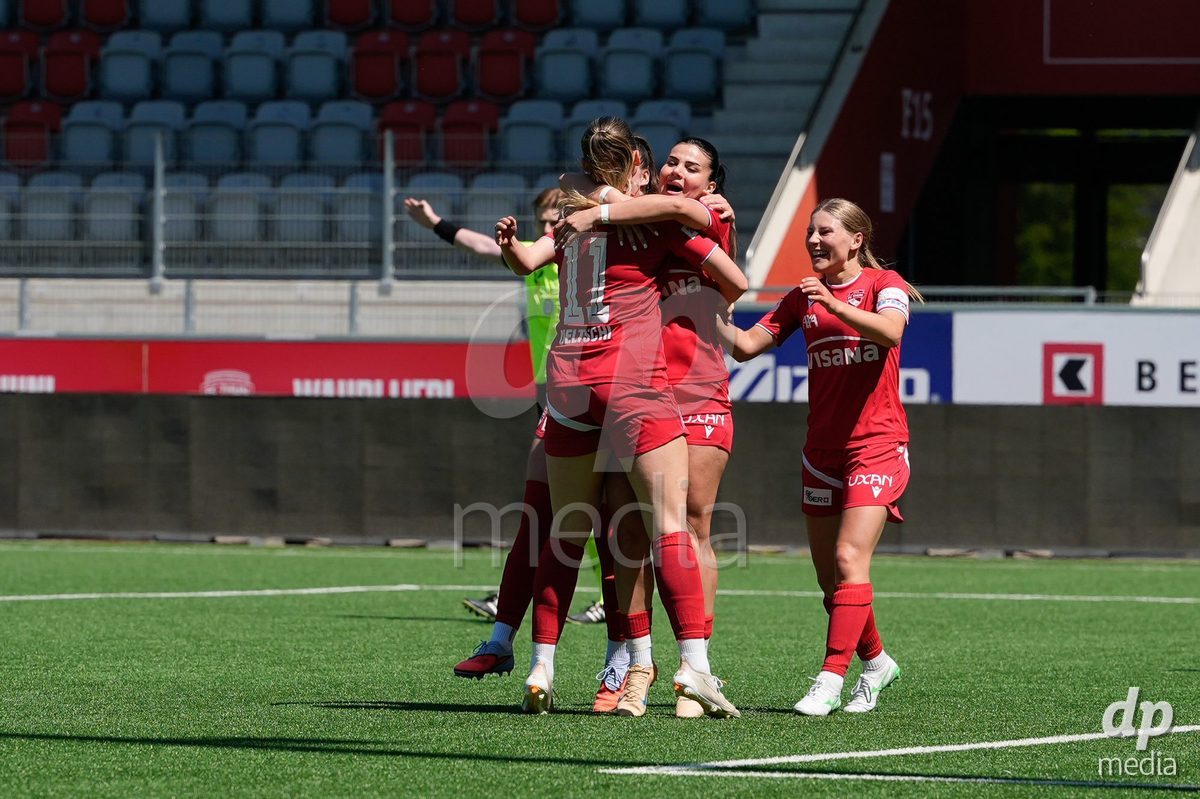 Schweiz: AXA Women's Super League 2025/26, FC Thun vs Yverdon Sport FC - Stockhorn Arena, Thun: Mimoza Hamidi (7 Thun) jubelt nach ihrem Tor mit dem Team