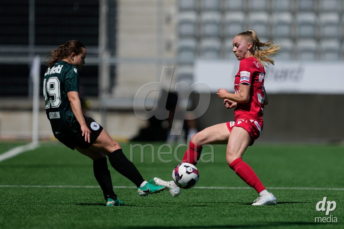 Schweiz: AXA Women's Super League 2025/26, FC Thun vs Yverdon Sport FC - Stockhorn Arena, Thun: Celine Schmid (34 Thun) im Duell mit Chloe Warpelin (19 Yverdon)
