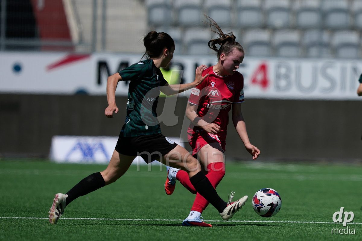 Schweiz: AXA Women's Super League 2025/26, FC Thun vs Yverdon Sport FC - Stockhorn Arena, Thun: Janine Minnig (9 Thun) im Duell mit Audrey Remy (13 Yverdon)